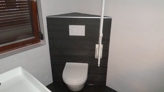 <p>Verhoogd toilet met ergonomische hulpmiddelen</p>